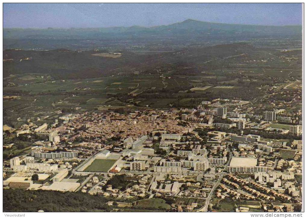 CPSM.  BAGNOLS SUR CEZE.  VUE AERIENNE. EN ARRIERE PLAN LA VALLEE DU RHONE ET LE MONT VENTOUX (1915M). - Bagnols-sur-Cèze