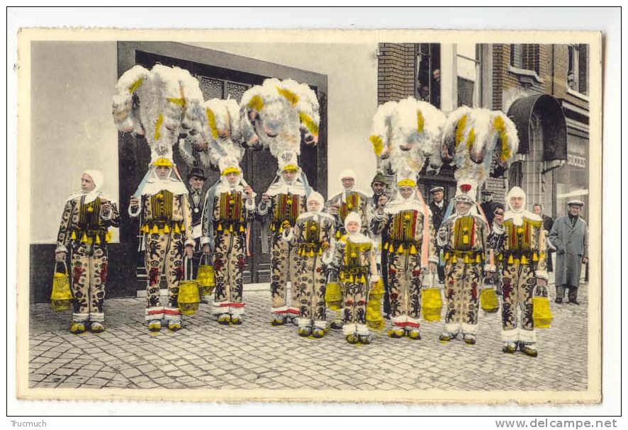 C7000 - Carnaval De Binche - Groupe De Gilles En Grande Tenue Au Cortège - Binche