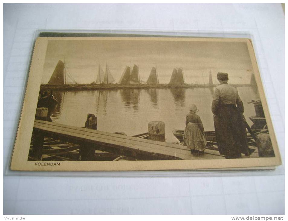 PAYS-BAS - VOLENDAM  - VUE SUR BATEAUX A VOILE ANIMEE ENFANT + ADULTE CPA SEPIA VERS 1925 - Volendam