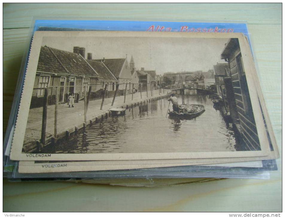 PAYS-BAS -VOLENDAM  - ANIMEE DANS LES CANAUX ENFANT + HOMME AVEC BARQUE - CPA SEPIA VERS 1925 - Volendam