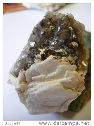 QUARTZ ENFUME SUR BARYTINE   LA CHAISE DIEU  43   FRANCE - Mineralen