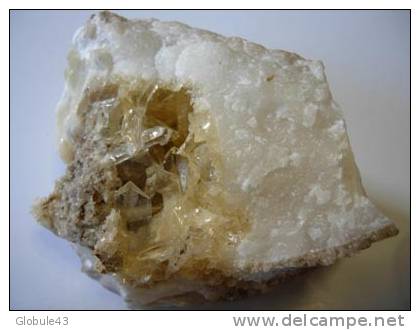 GYPSE LIMPIDE  DANS GEODE 5 X 4,5 Cm FUENTE DE EBRO ESPAGNE  BLOC Total 9 X 8 CM - Mineralen