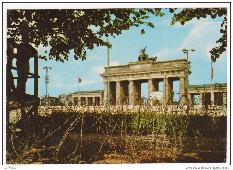 Berlin  (336)  Brandenburger Tor Mit Mauer Und Stacheldraht - Brandenburger Door