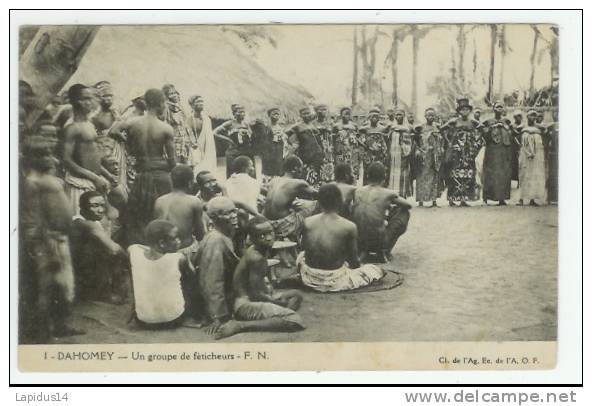 F 892 / CPA  DAHOMEY  UN GROUPE DE FETICHEURS  F N. - Dahomey