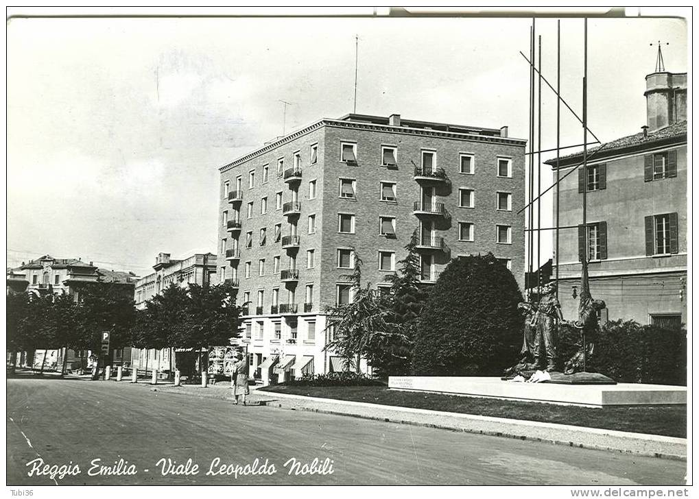 REGGIO EMILIA  - VIALE LEOPOLDO NOBILI - B/N VIAGGIATA 1959 - ANIMATA, EDIZ. F. L. - REGGIO EMILIA - Reggio Emilia