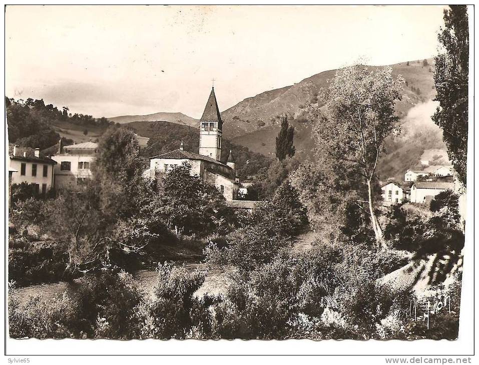 SAINT ETIENNE DE BAIGORRY- Vue Sur L'église - Saint Etienne De Baigorry