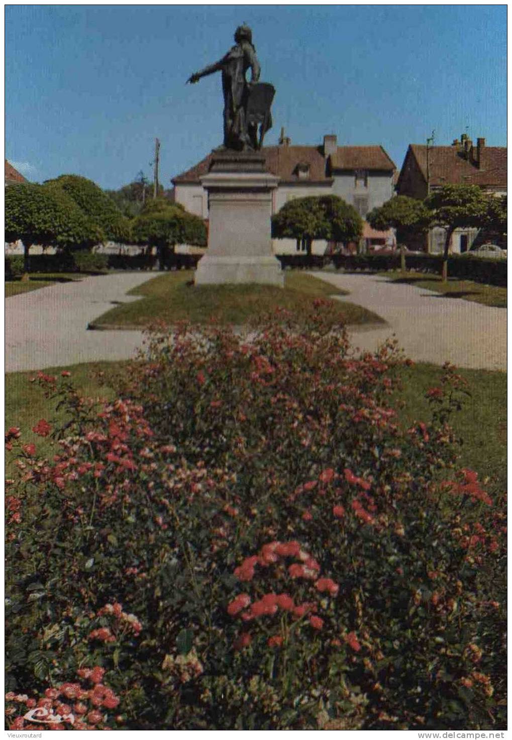 CPSM.  ARCIS SUR AUBE. LE SQUARE ET STATUE DE DANTON. - Arcis Sur Aube