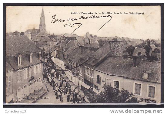 MORBIHAN - Guer Coetquidan - Procession De La Fête De Dieu Dans La Rue Saint Gurval - Guer Coetquidan