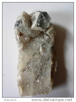 FLUORINE BLEUE SUR QUARTZ ENFUME MARSANGES 43 FRANCE - Mineralen