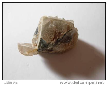 FLUORINE RECOUVERTE DE QUARTZ MARSANGES FRANCE - Minéraux