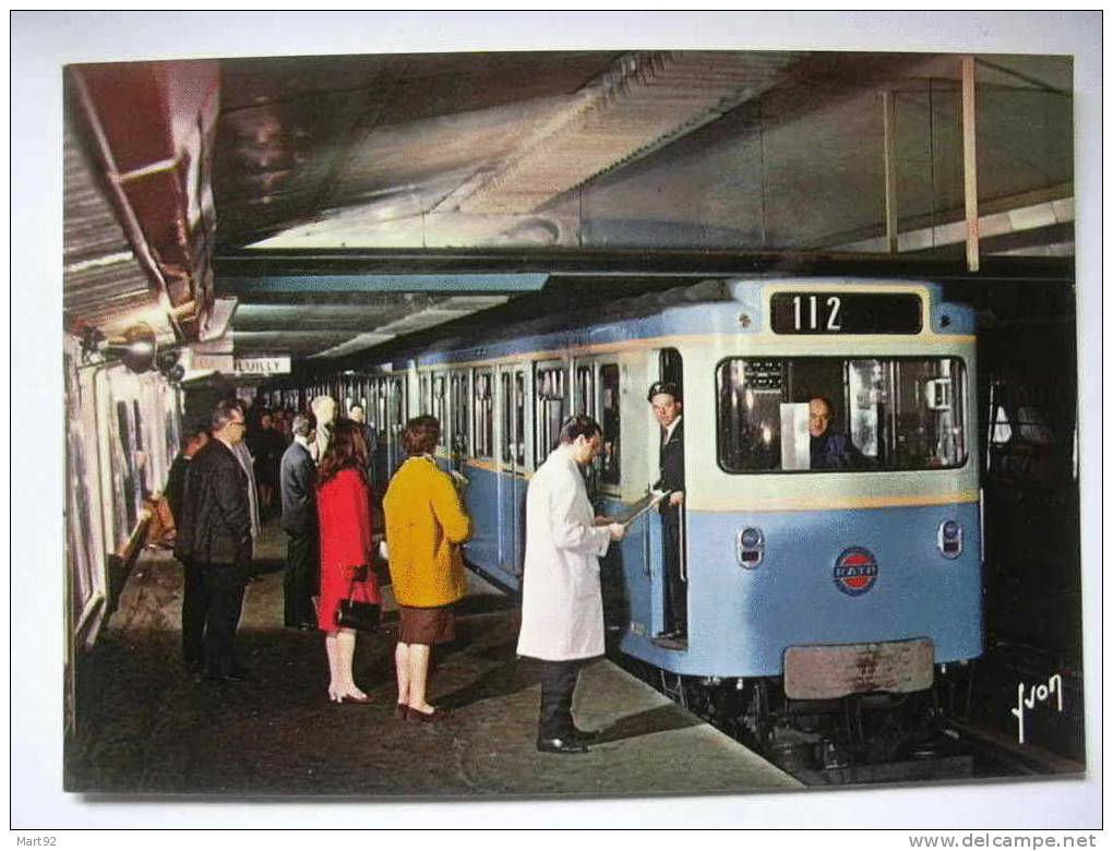 PARIS  RAME SUR PNEUMATIQUES EN STATION - Subway