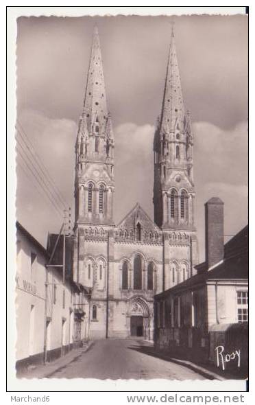 LOIRE ATLANTIQUE.MACHECOUL.L EGLISE VUE DE FACE ....SEMI MODERNE - Machecoul