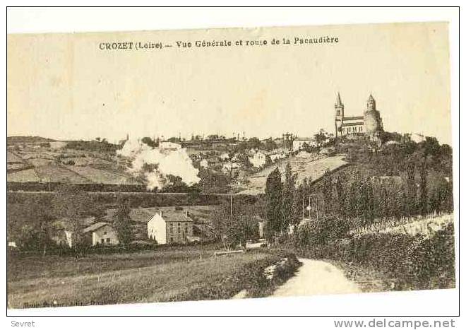 CROZET. - Vue Générale Et Route De La Pacaudière. Passage D'un Train. - Roanne