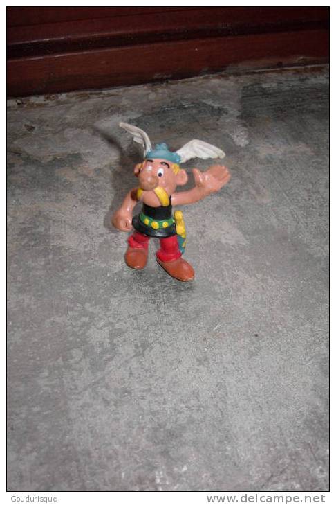 ASTERIX FIGURINE ASTERIX SALUANT - Asterix