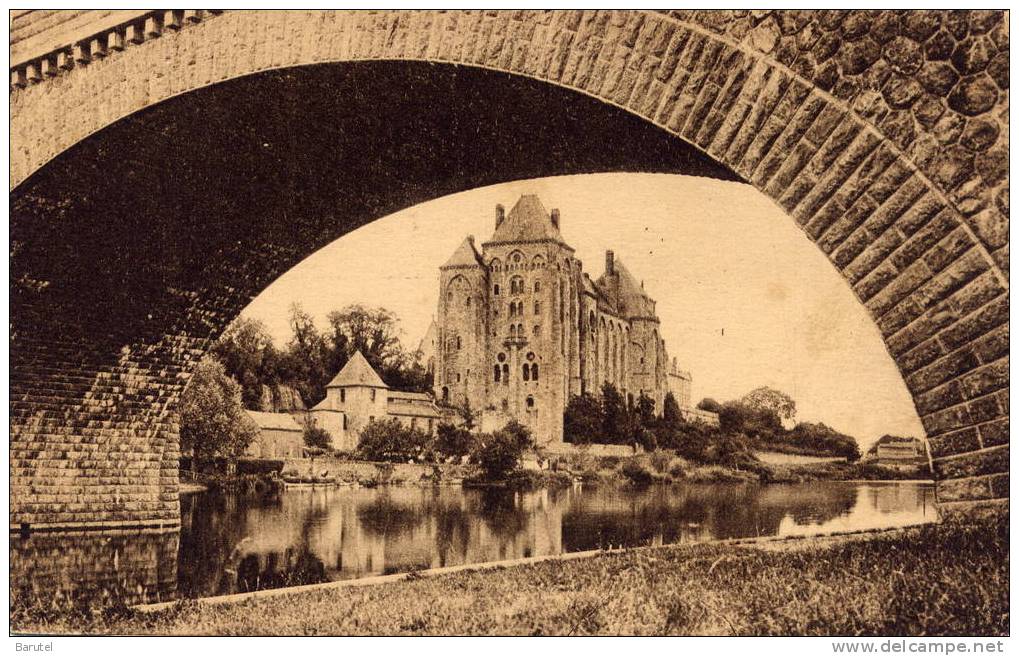 SOLESMES - L´Abbaye Saint-Pierre De Solesmes, Vue Sous Le Pont - Solesmes