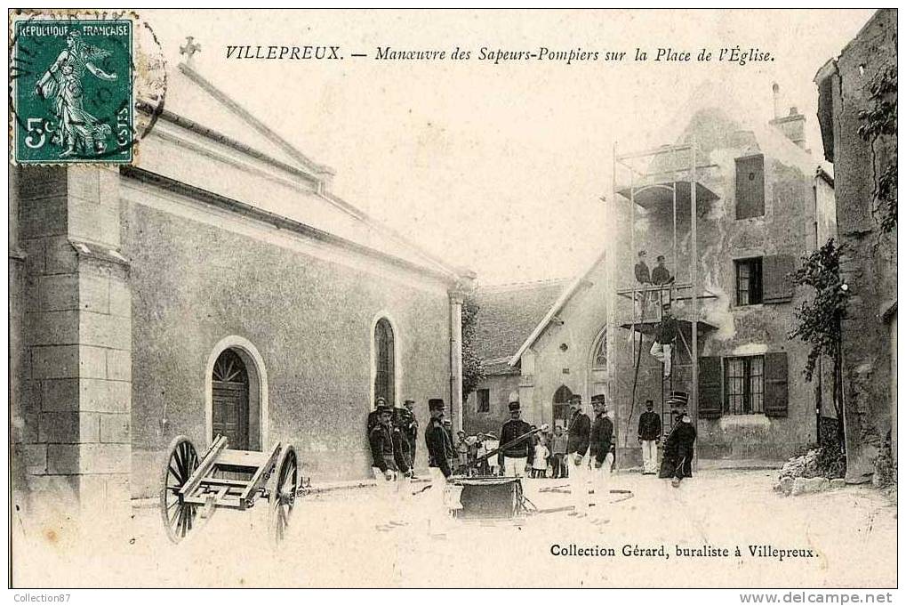 78 - YVELINES - VILLEPREUX - MANOEUVRE Des SAPEURS POMPIERS Sur La PLACE De L'EGLISE - Villepreux