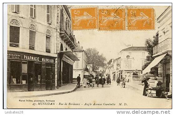 CPA 24.-MUSSIDAN.-Rue De Bordeaux- Angle Avenue Gambetta.-Animé.-BHV  490 - Mussidan