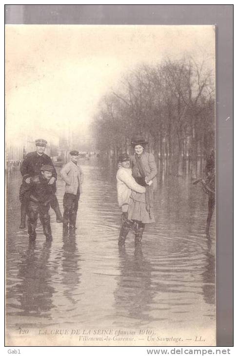 92 --- La Crue De La Seine --- ( Janvier 1910 ) --- Villeneuve - La - Garenne --- Un Sauvetage - Villeneuve La Garenne