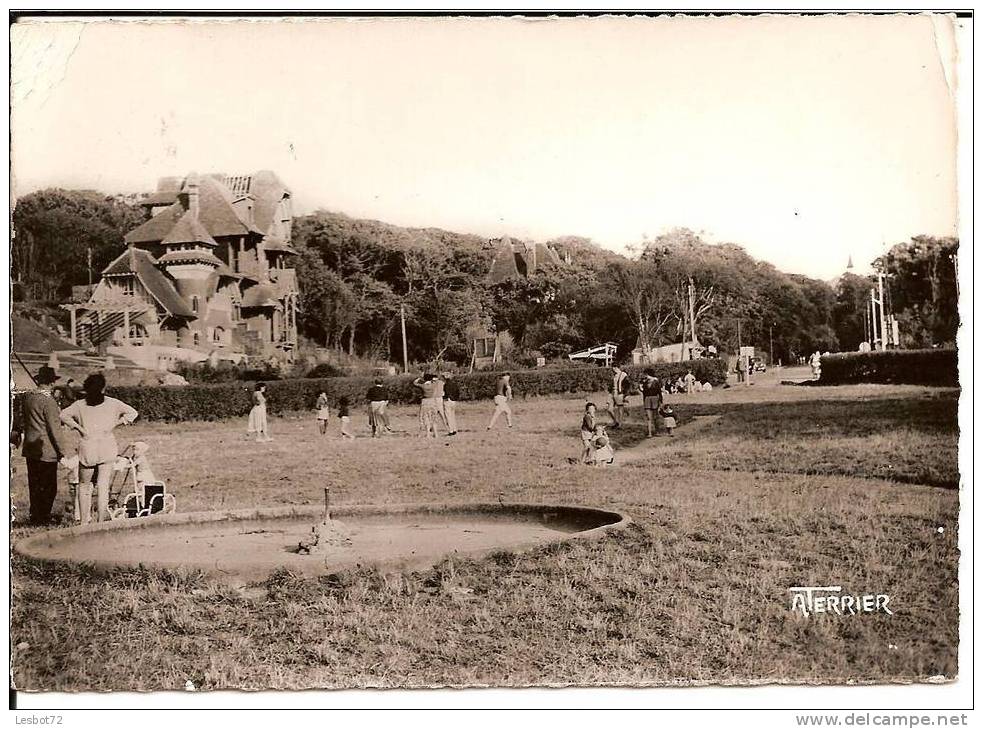 Cpsm, Bois-de-Cise (Somme), Le Square, Très Bien Animée - Bois-de-Cise