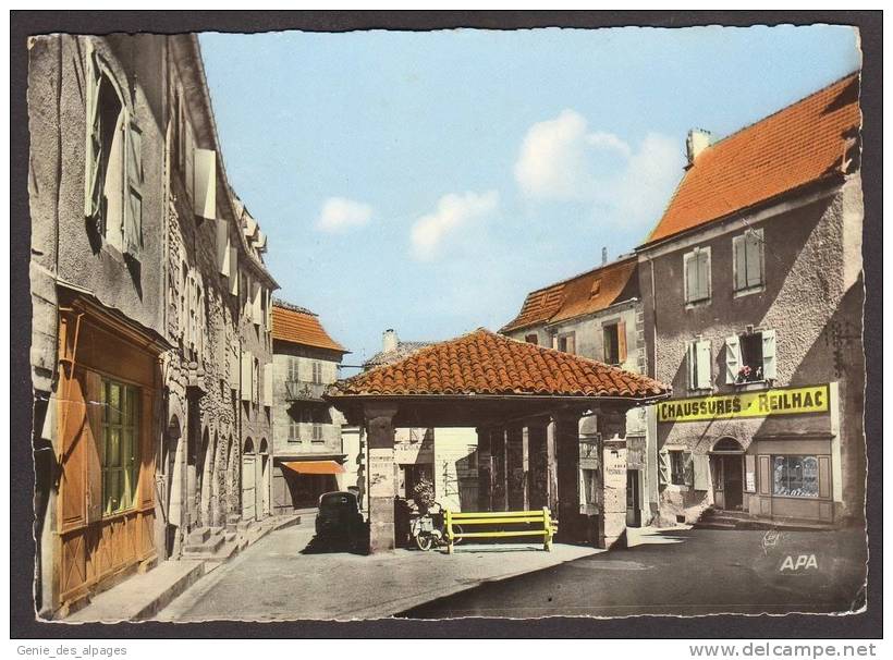 46 LACAPELLE-MARIVAL, Place De La Halle, Magasin Chaussures Reilhac, Mobylette, CPSM 10x15, Ed Apa Poux, Voyagé, Plis - Lacapelle Marival