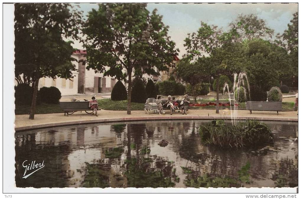 CpE2608 - St JEAN D´ANGELY - Un Coin Du Jardin Public, La Gare Des Cars - (17 - Charente Maritime) - Saint-Jean-d'Angely