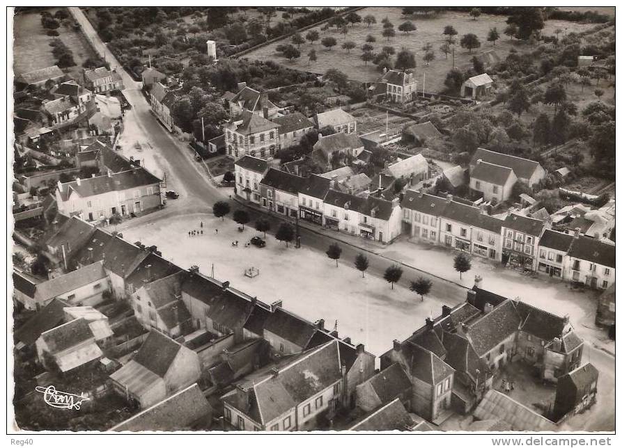 D61 - COURTOMER -  La Place Et Le Centre -  Vue Aérienne  - (GF) - Courtomer