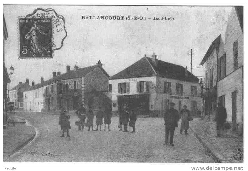 Carte Postale  91.  Ballancourt  La Place  Et Le Café De Paris Trés Beau Plan - Ballancourt Sur Essonne