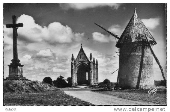 85.LE MONT DES ALOUETTES Pres LES HERBIERS. Calvaire ,chapelle, Moulin. - Les Herbiers