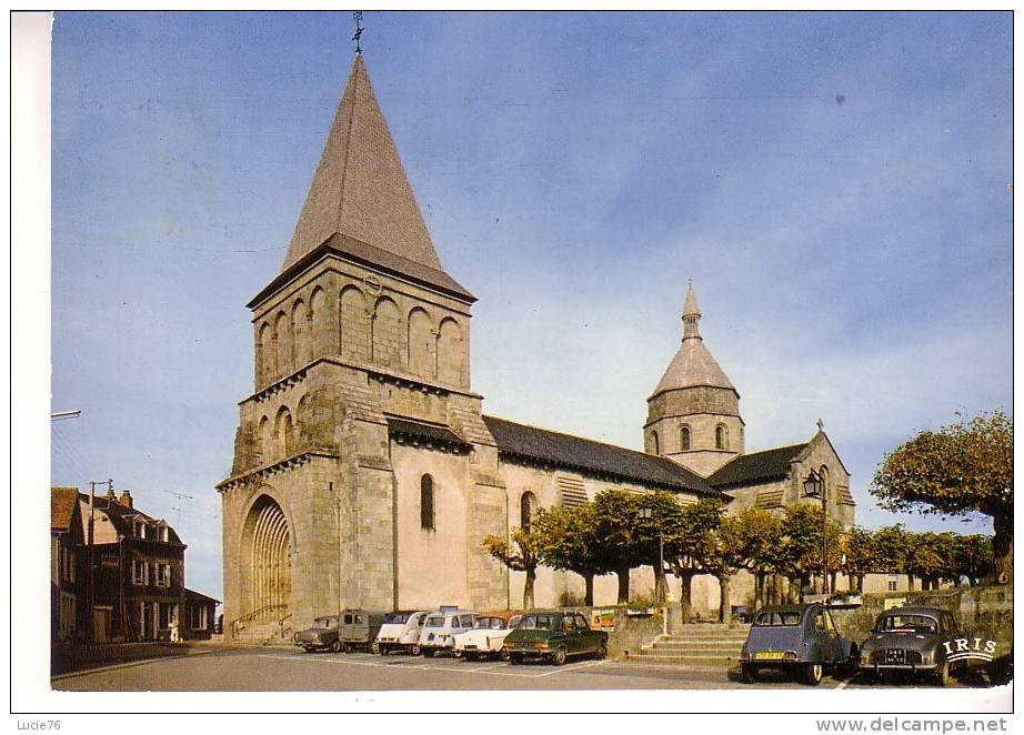 BENEVENT L´ABBAYE -  L´Eglise - Edifice Roman Du XIIè S., Surmonté De Deux Clochers - Véhicules Anciens - Benevent L'Abbaye