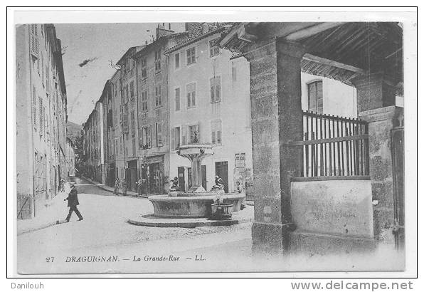 83 // DRAGUIGNAN, La Grand Rue, LL 27, ANIMEE, ( Fontaine ) - Draguignan