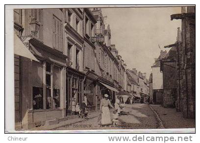 ISSOUDUN LA RUE DE LA REPUBLIQUE MARCHAND AMBULANT EN ARRIERE PLAN - Issoudun