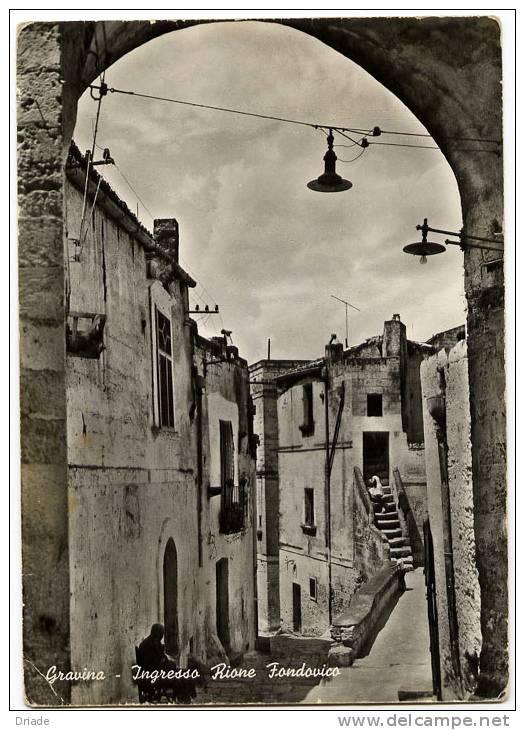 CARTOLINA FORMATO GRANDE DI GRAVINA DI PUGLIA BARI INGRESSO RIONE FONDOVICO VIAGGIATA - Altamura