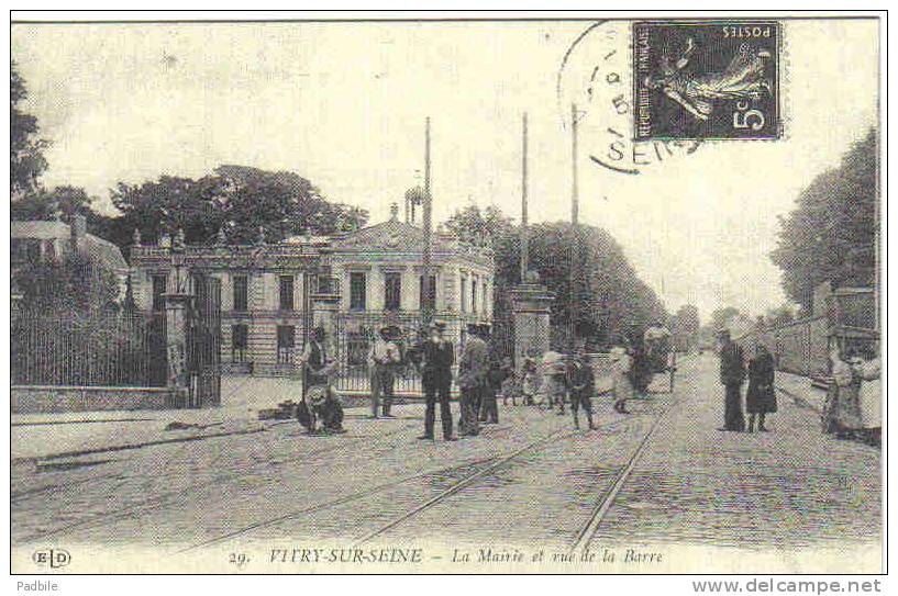 Carte Postale  94.  Vitry-sur-Seine  Rue De La Barre Et La Mairie Animée Trés Beau Plan - Vitry Sur Seine