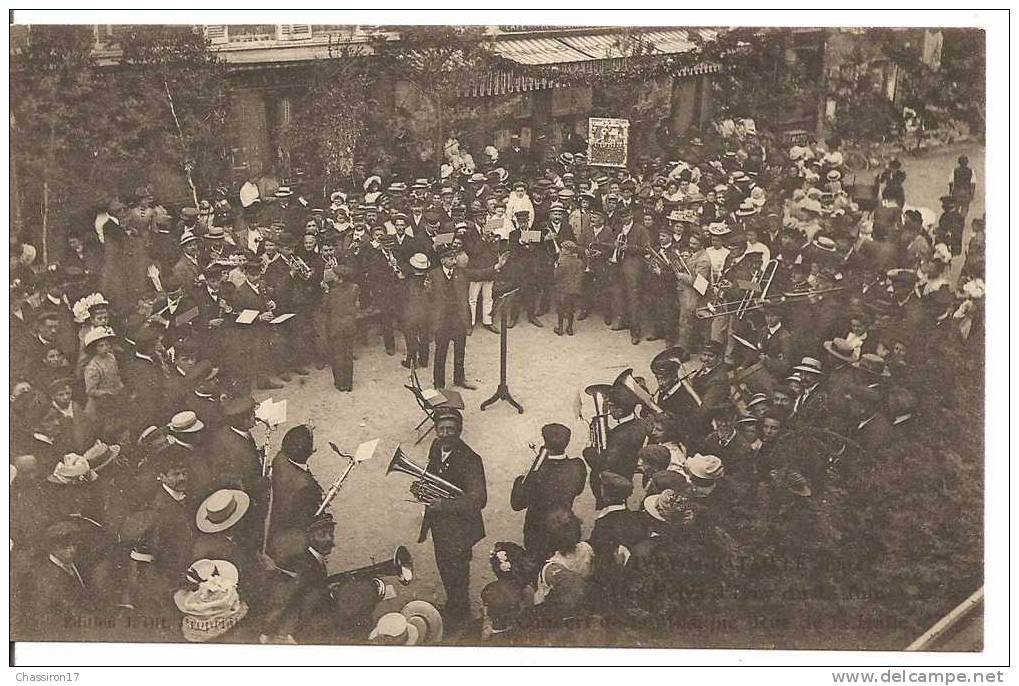 27 - IVRY-la-BATAILLE  -  Les Fêtes Du 13 Juin -  Concert De La Musique, Rue De La Halle - Animée - Ivry-la-Bataille