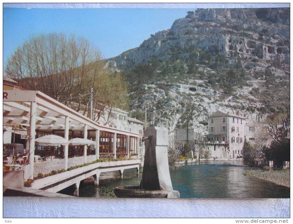 Fontaine De Vaucluse La Sorgue Au Fond Les Grottes De La Vache D'or - L'Isle Sur Sorgue