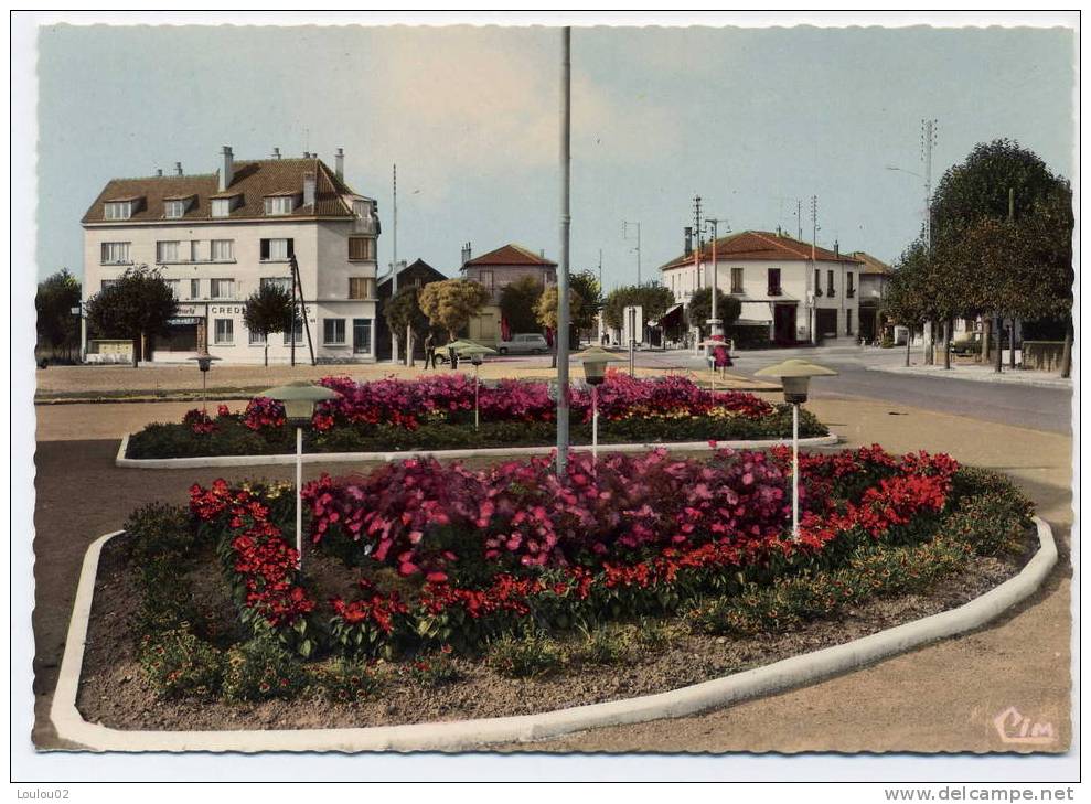 95 - GOUSSAINVILLE - Place Henri Barbusse - Bord Dentelé - Excellent état - Goussainville