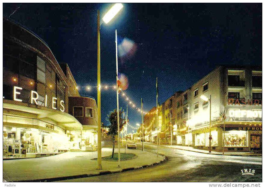 Carte Postale 59. Maubeuge  Et Les Nouvelles Galeries La Nuit Trés Beau Plan - Maubeuge