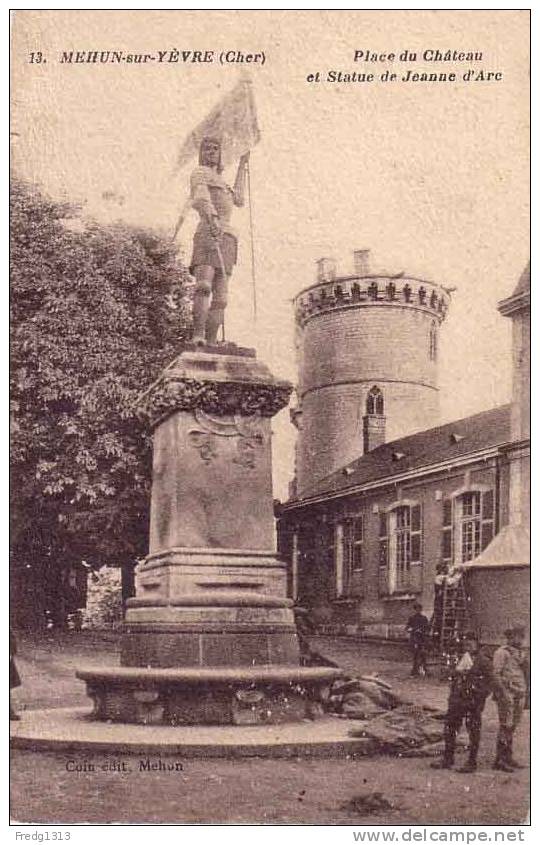 Mehun Sur Yevre - Place Du Chateau Et Statue Jeanne D'Arc - Mehun-sur-Yèvre