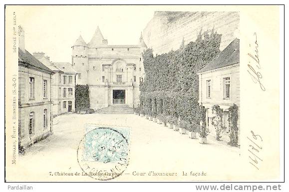 95. LA ROCHE GUYON.  CHÂTEAU DE LA ROCHE-GUYON.  COUR D'HONNEUR: LA FACADE. 1905 DND. - Le Plessis Bouchard