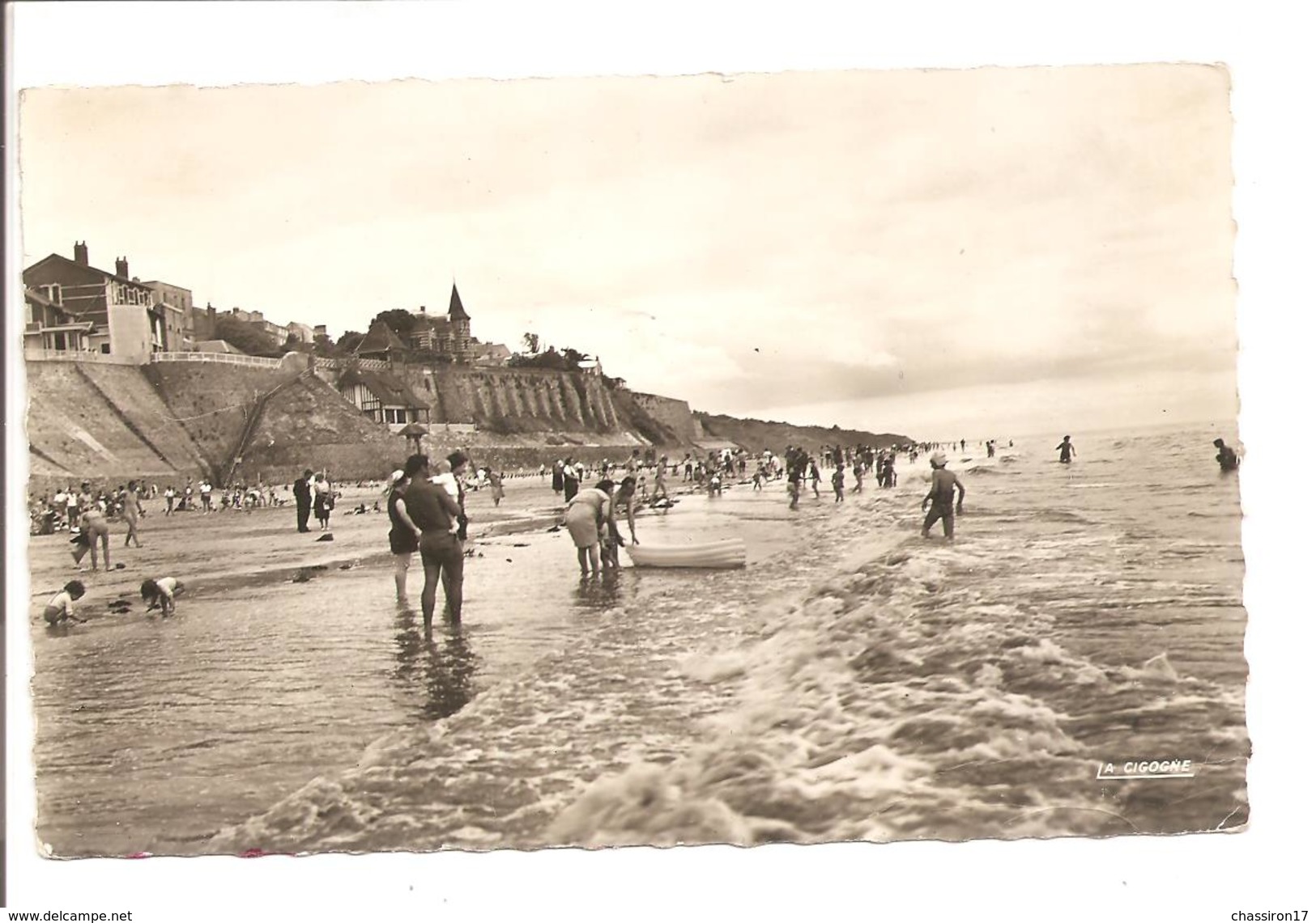 14  -  VILLERVILLE - Lot De 3 Cartes -  La Descente Du Casino - L'heure Du Bain - Animée - La Mer En Furie De Nuit - Villerville