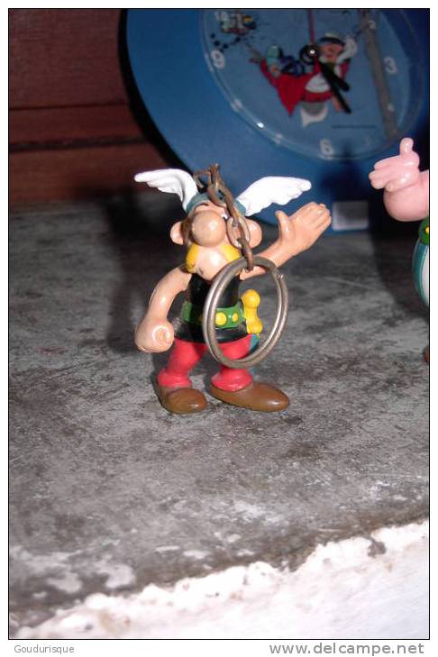 ASTERIX FIGURINE PORTE CLE ASTERIX SALUANT - Astérix