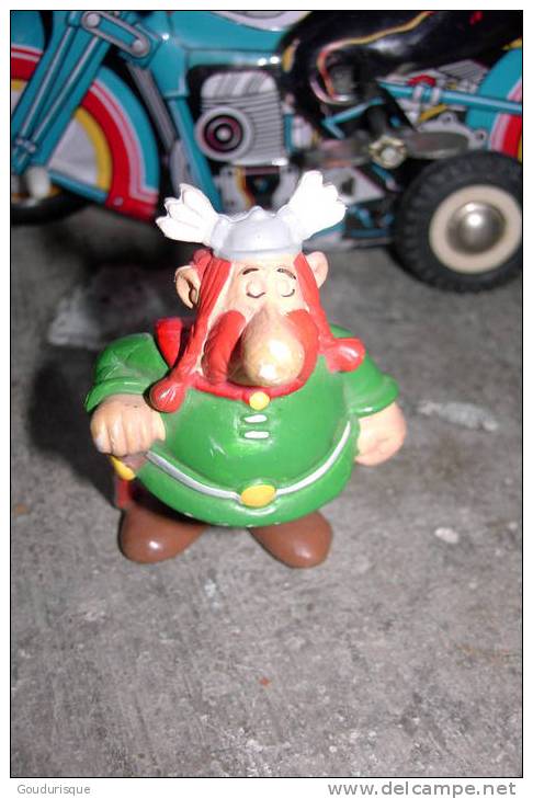 ASTERIX FIGURINE ABRARACOURCIX MAIN SUR POMMEAU DU GLAIVE - Astérix