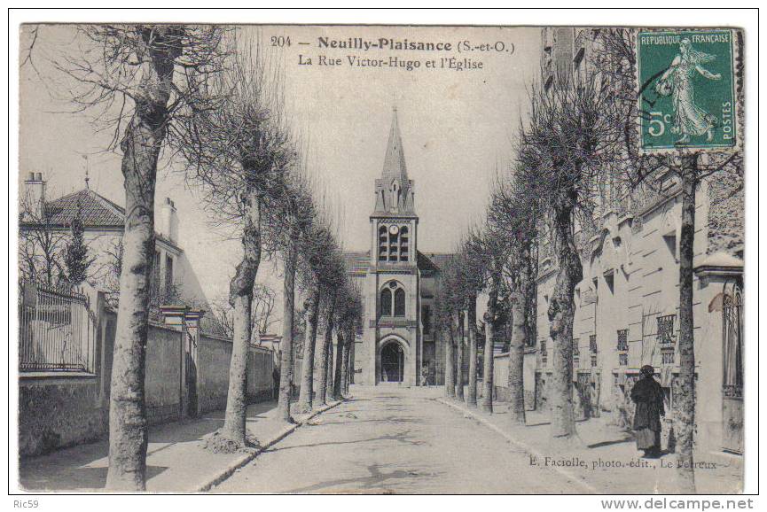 NEUILLY-PLAISANCE.- La Rue Victor Hugo Et L´église.- Carte Animée.- Soldée - Neuilly Plaisance