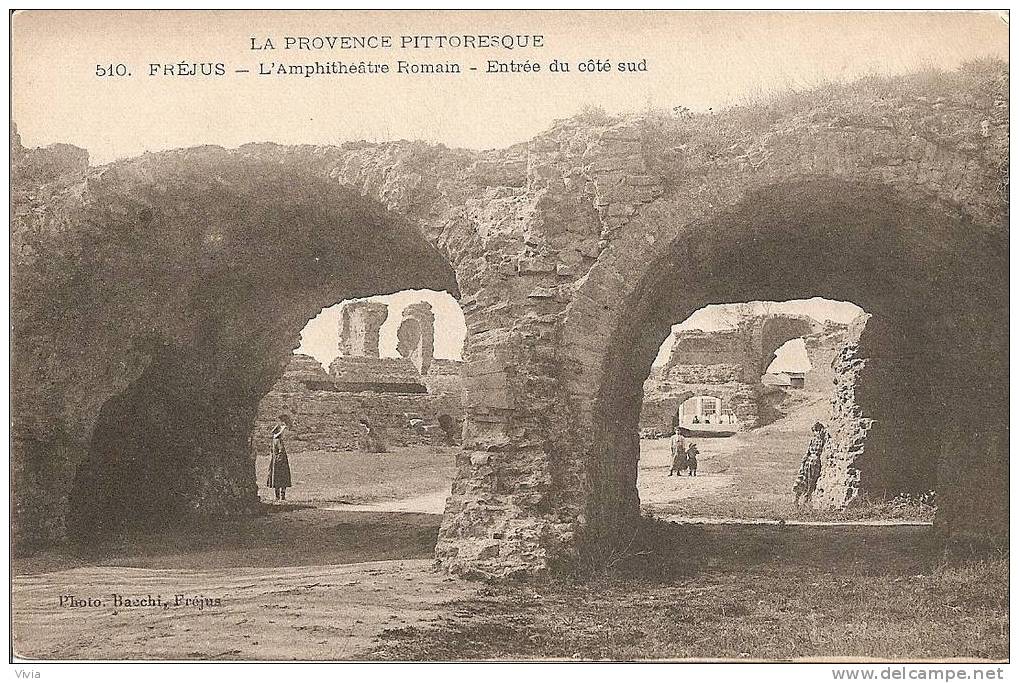 83 - VAR - FREJUS   Amphitheatre Romain  Entree Du Cote Sud - Frejus