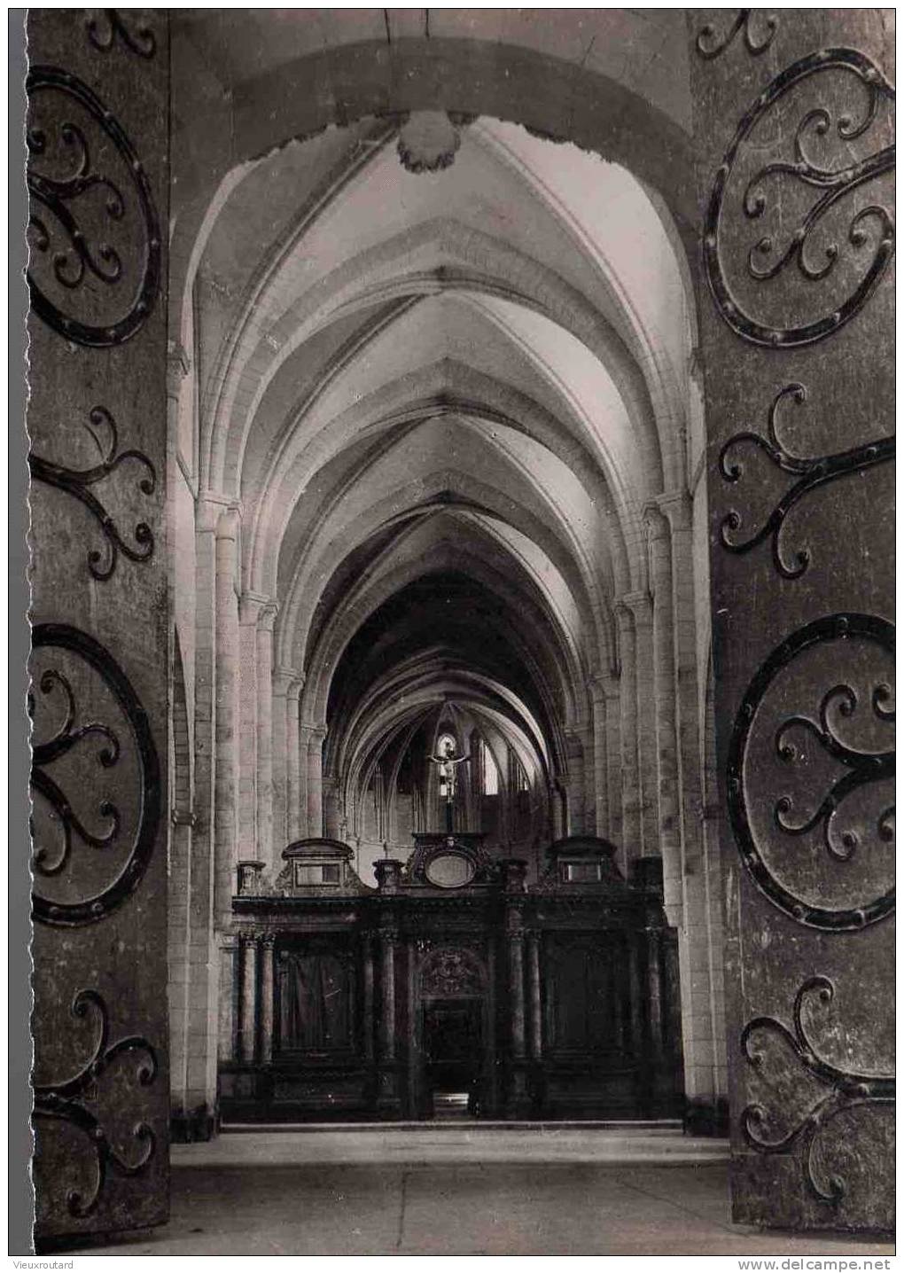 CPSM. PONTIGNY. EGLISE ABBATIALE. NEF CENTRALE XII EME. DENTELLEE - Pontigny