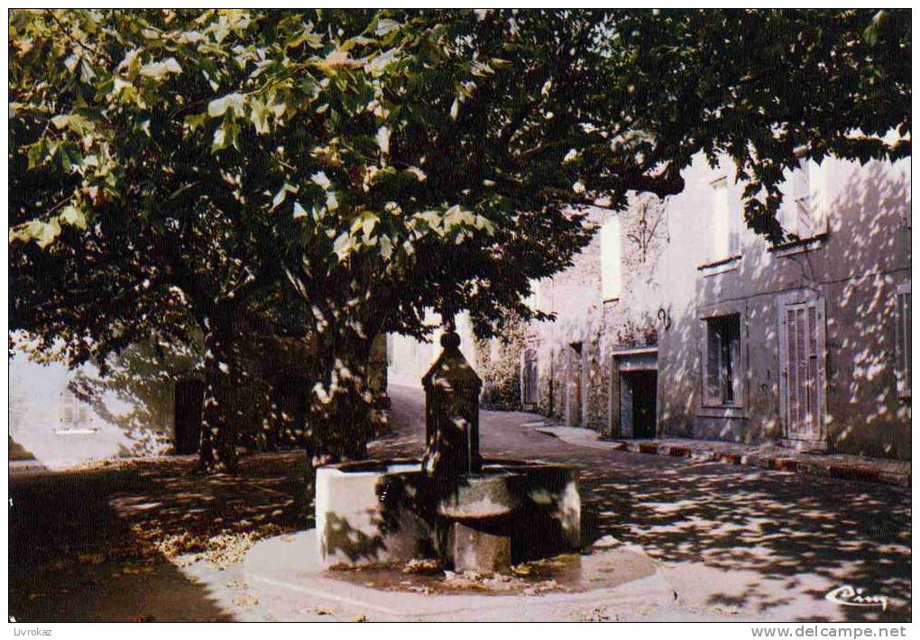 Var : La Garde Freinet, La Place Du Hameau De La Mourre - La Garde Freinet