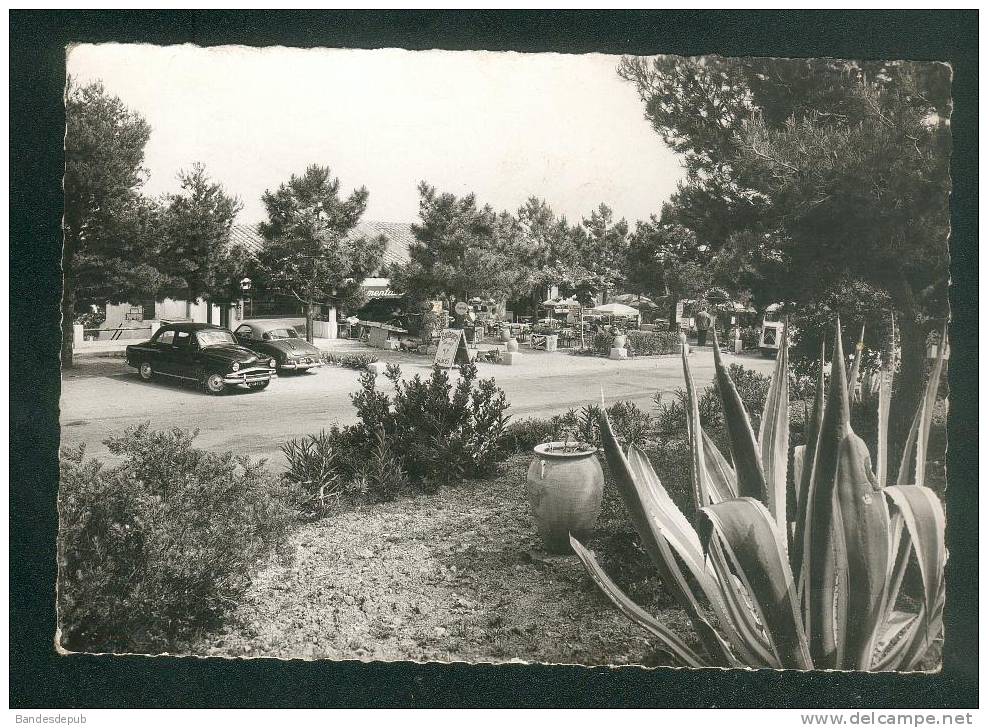 CPSM - Les Issambres  (83) - Village Provençal ( Automobile Simca Aronde Ed. SEPT) - Les Issambres