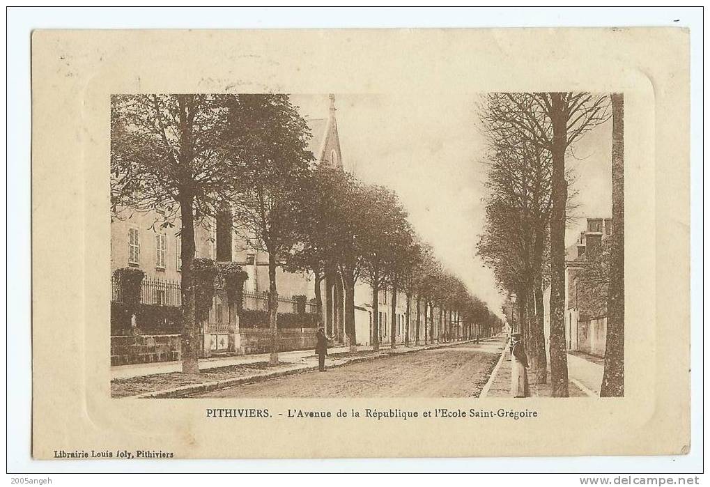 45 Dép.- Pithiviers.- L'Avenue De La République Et L'Ecole Saint-Grégoire. - Pithiviers