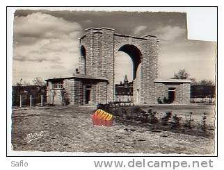 CPM 19 Egletons : Stade Municipal, La Porte Monumentale  - Coin Sup Droit Coupé - Egletons