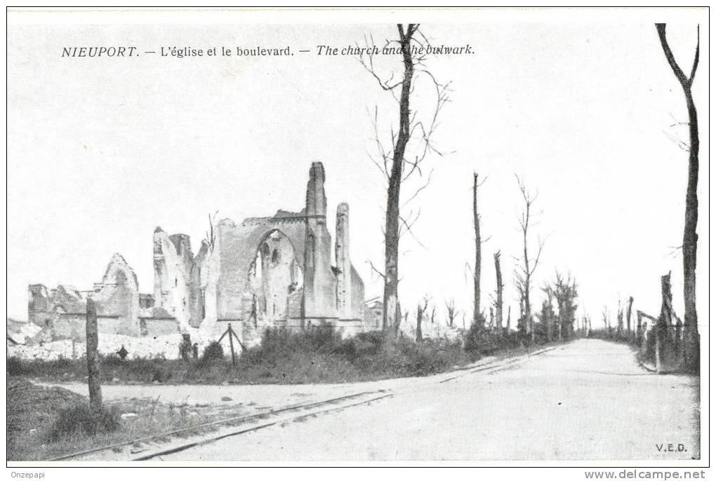 NIEUWPOORT - NIEUPORT - L'église Et Le Boulevard - Nieuwpoort